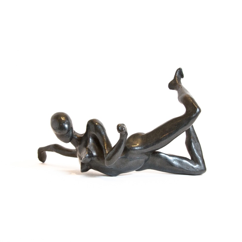 sculpture-bronze-femme-jambe-tendue-patine-foncee